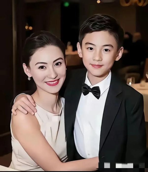 智赢策略 张柏芝小儿子太帅了，大部分像妈妈，但估计父亲也是一位帅哥